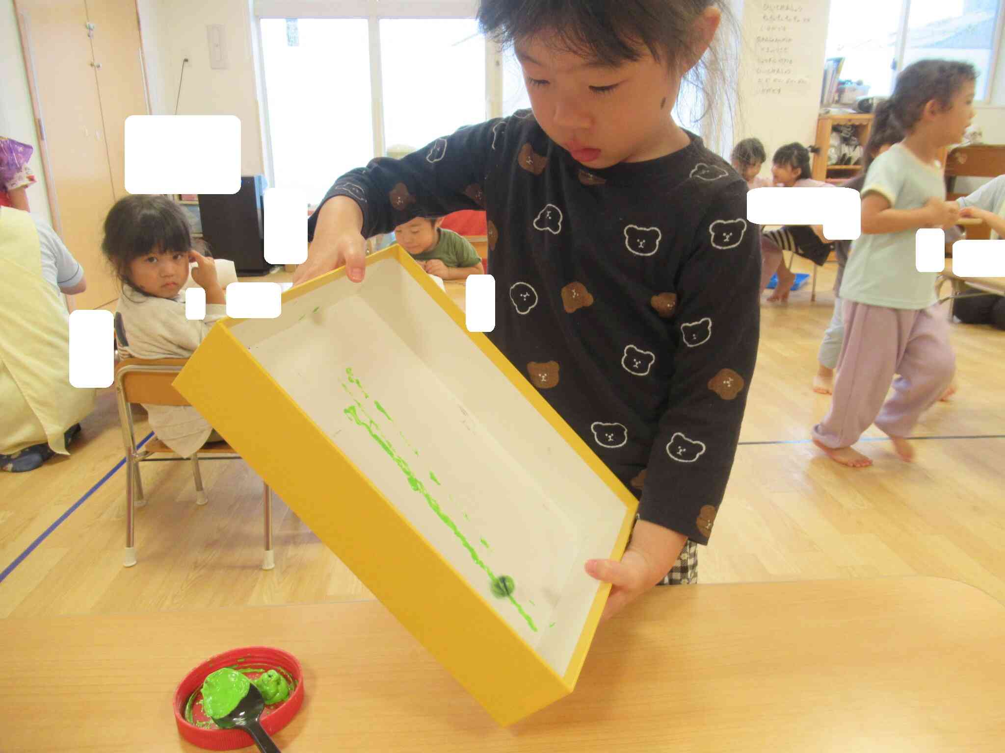 箱を傾けてみると…