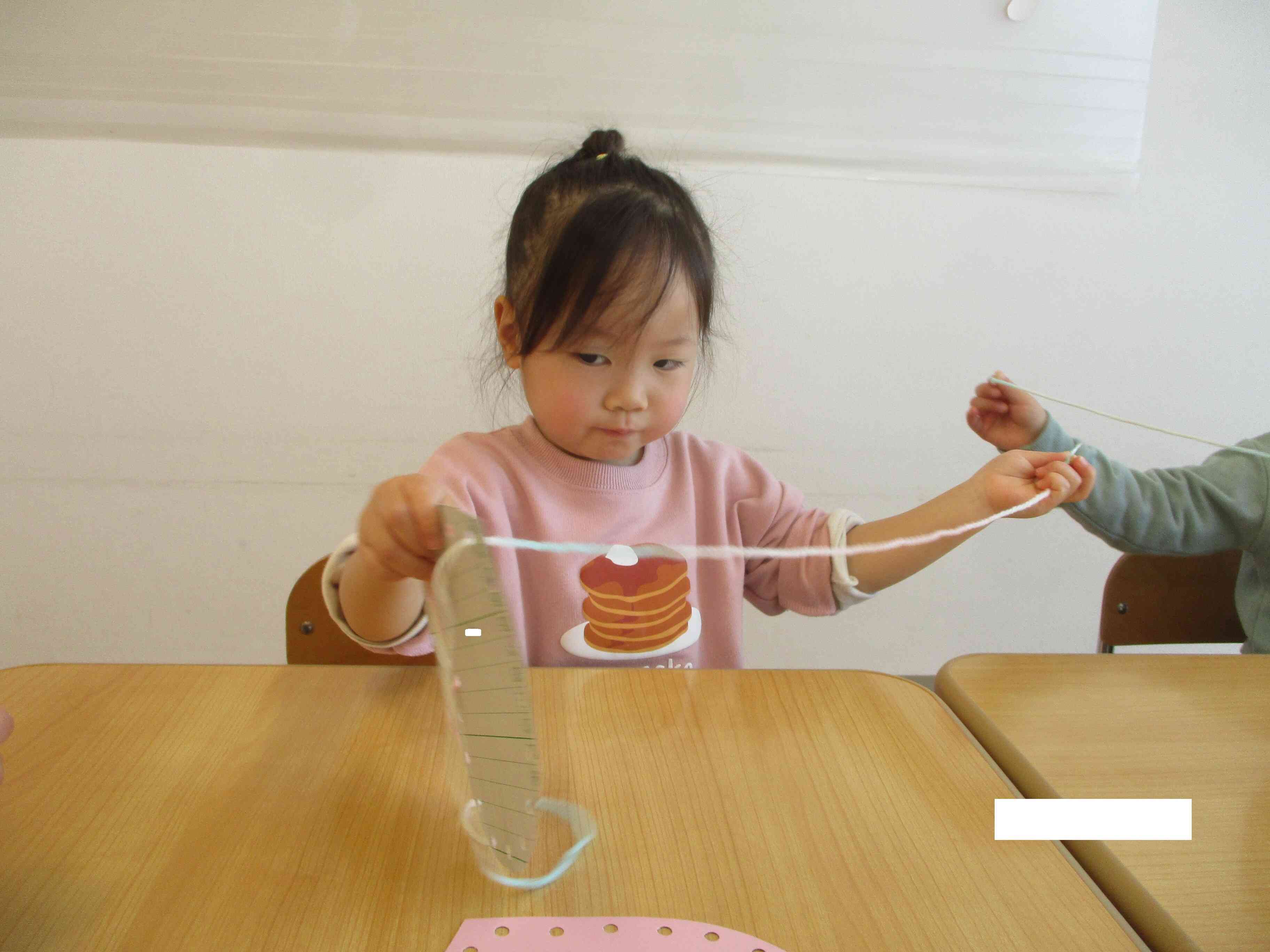 「ぎゅうー」と、ひもを最後まで引っ張ります！