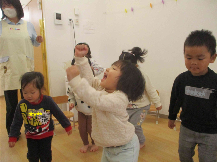 一緒に踊ろう dance!dance!2歳児うさぎ組のお友だち、ノリノリです♪