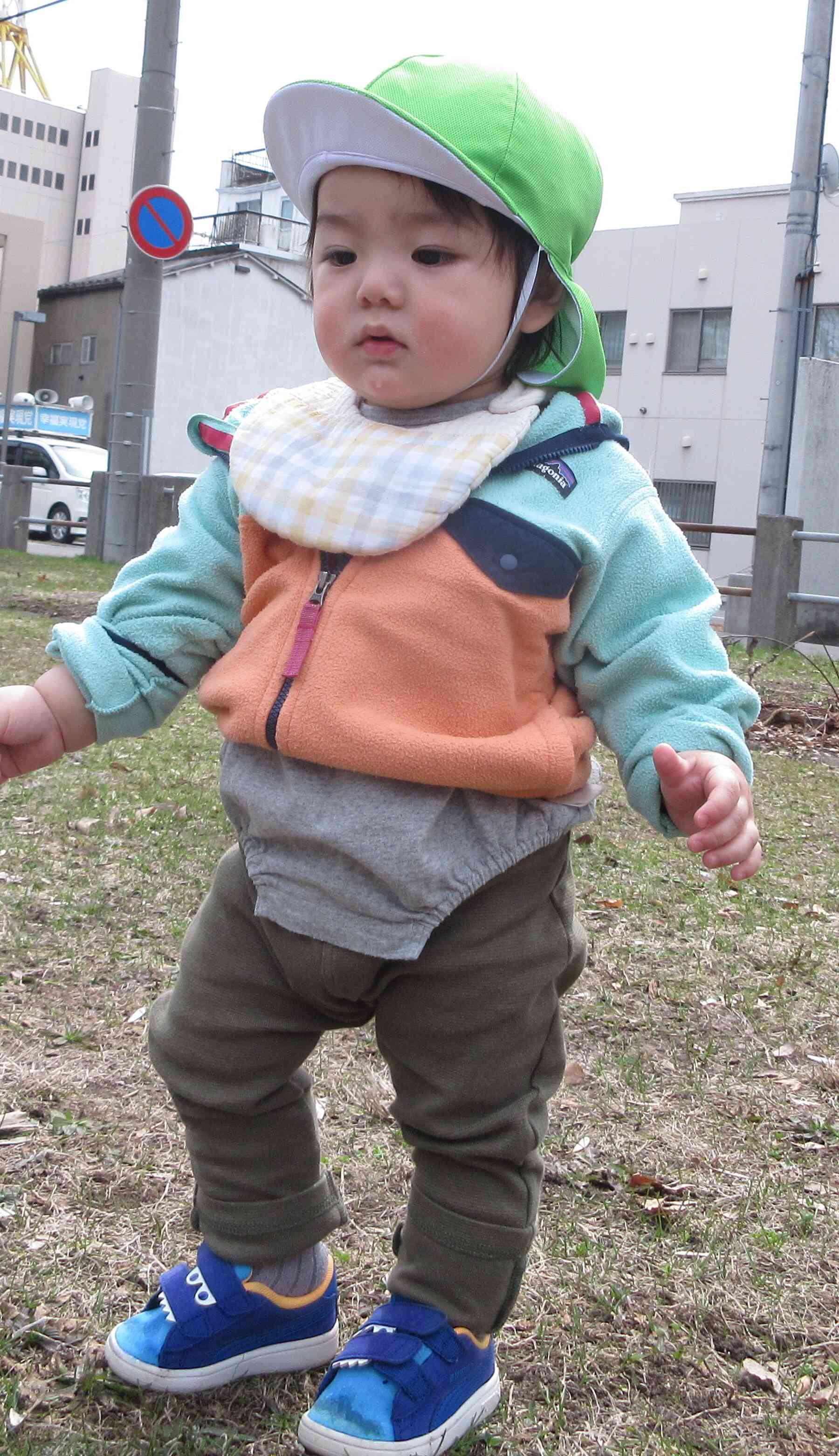 ひよこ組のお友達も靴を履いてお散歩車から降りてみたよ。