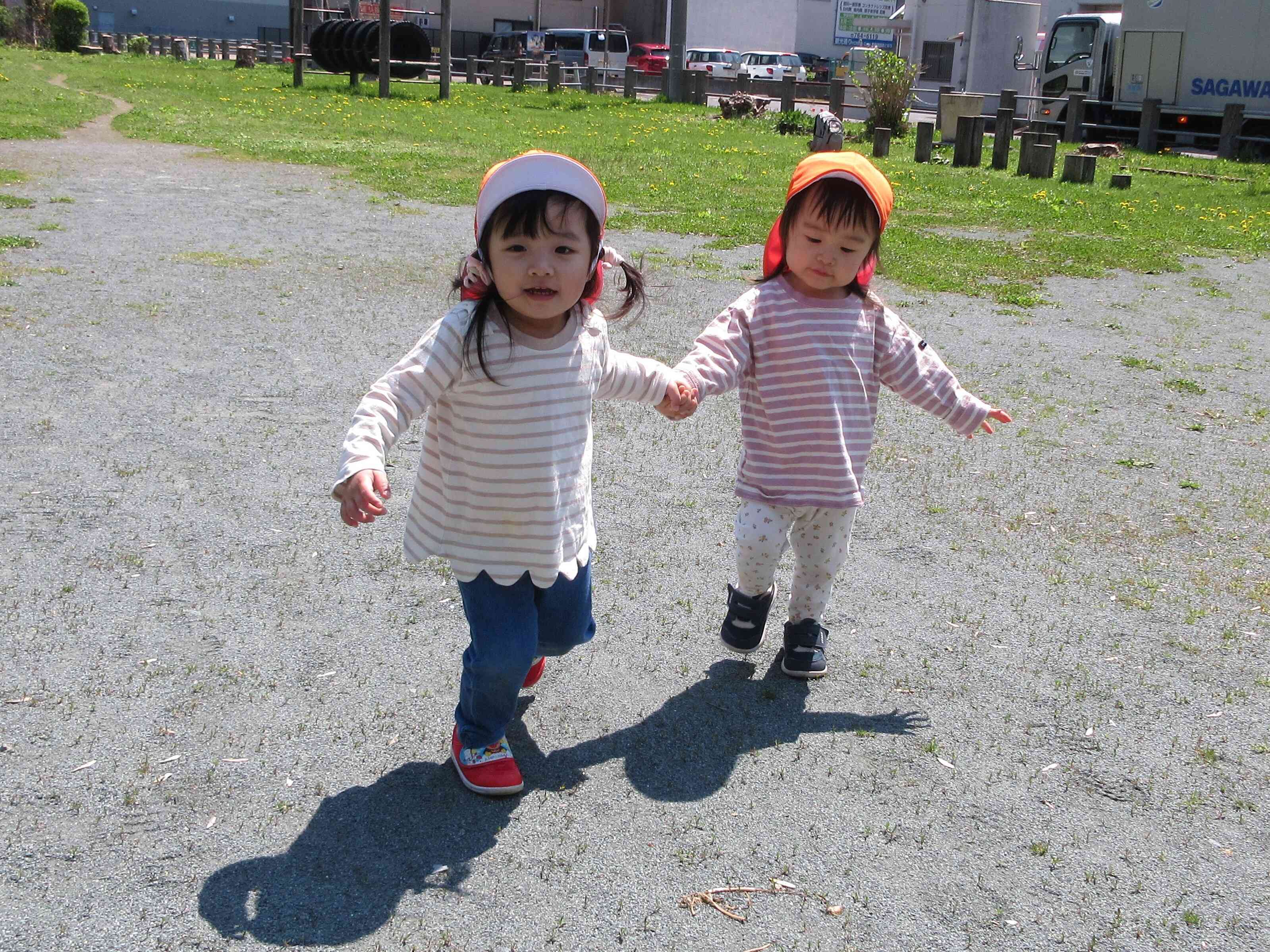 おてて繋いでるよ