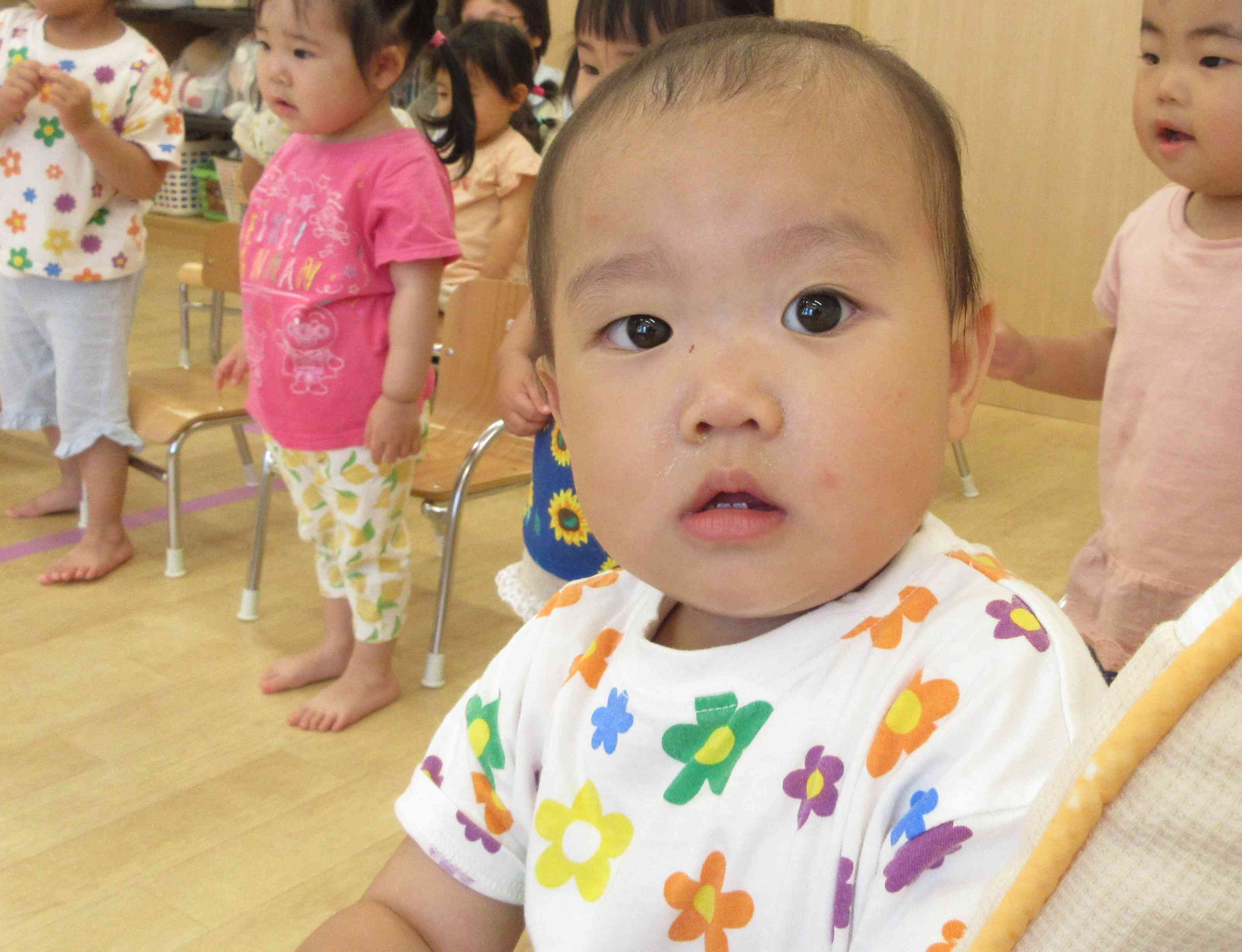 ひよこ組さんも座って参加しているよ