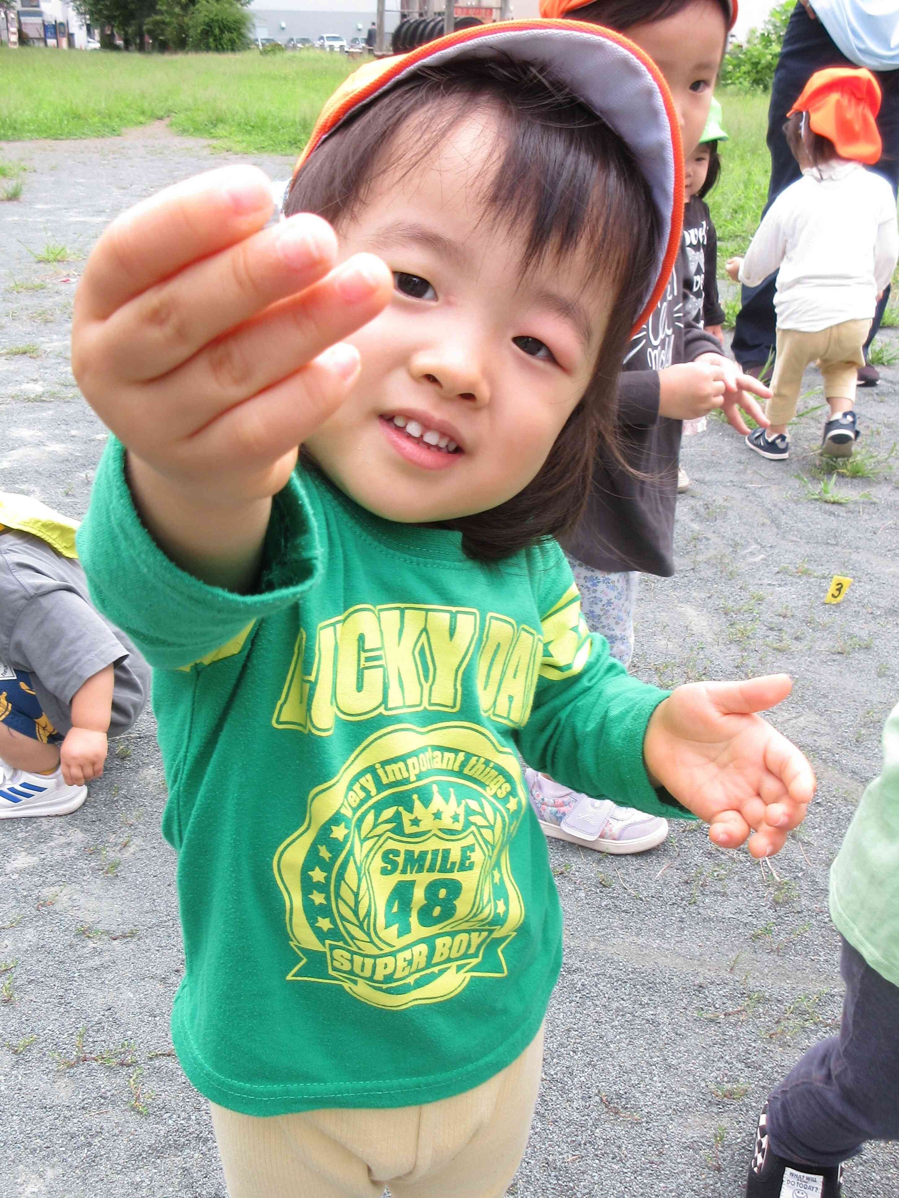 何かを見つけたみたい。