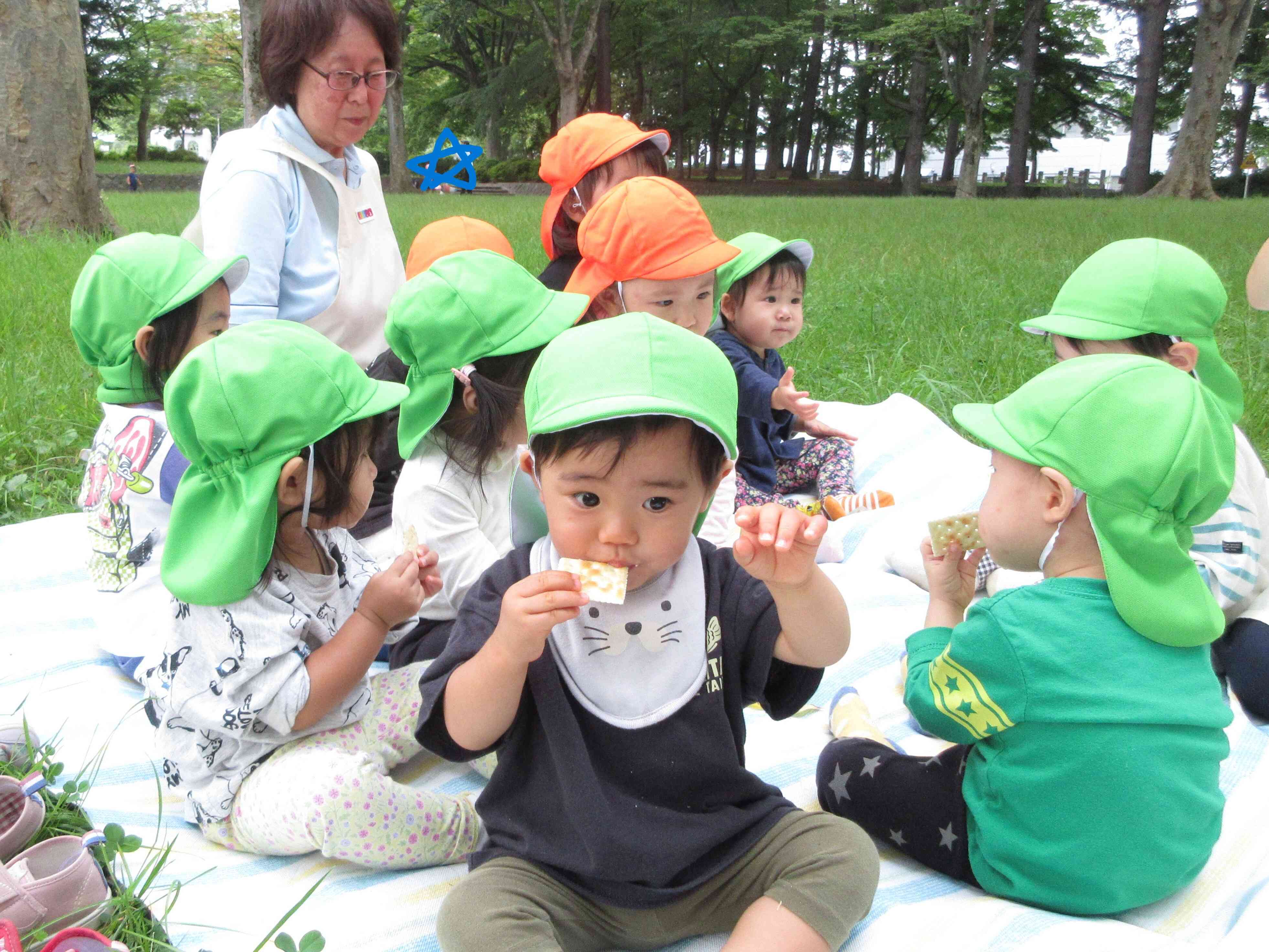 お外で食べるお菓子おいしいね