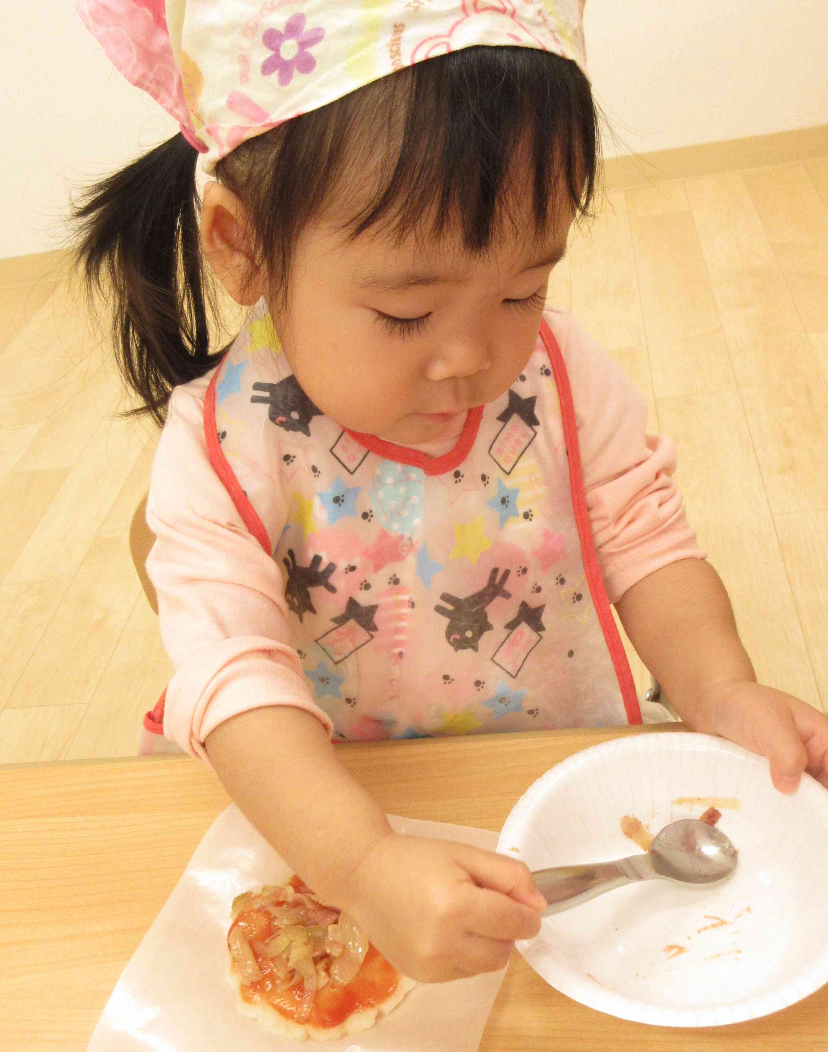 お皿を上手に抑えて・・・