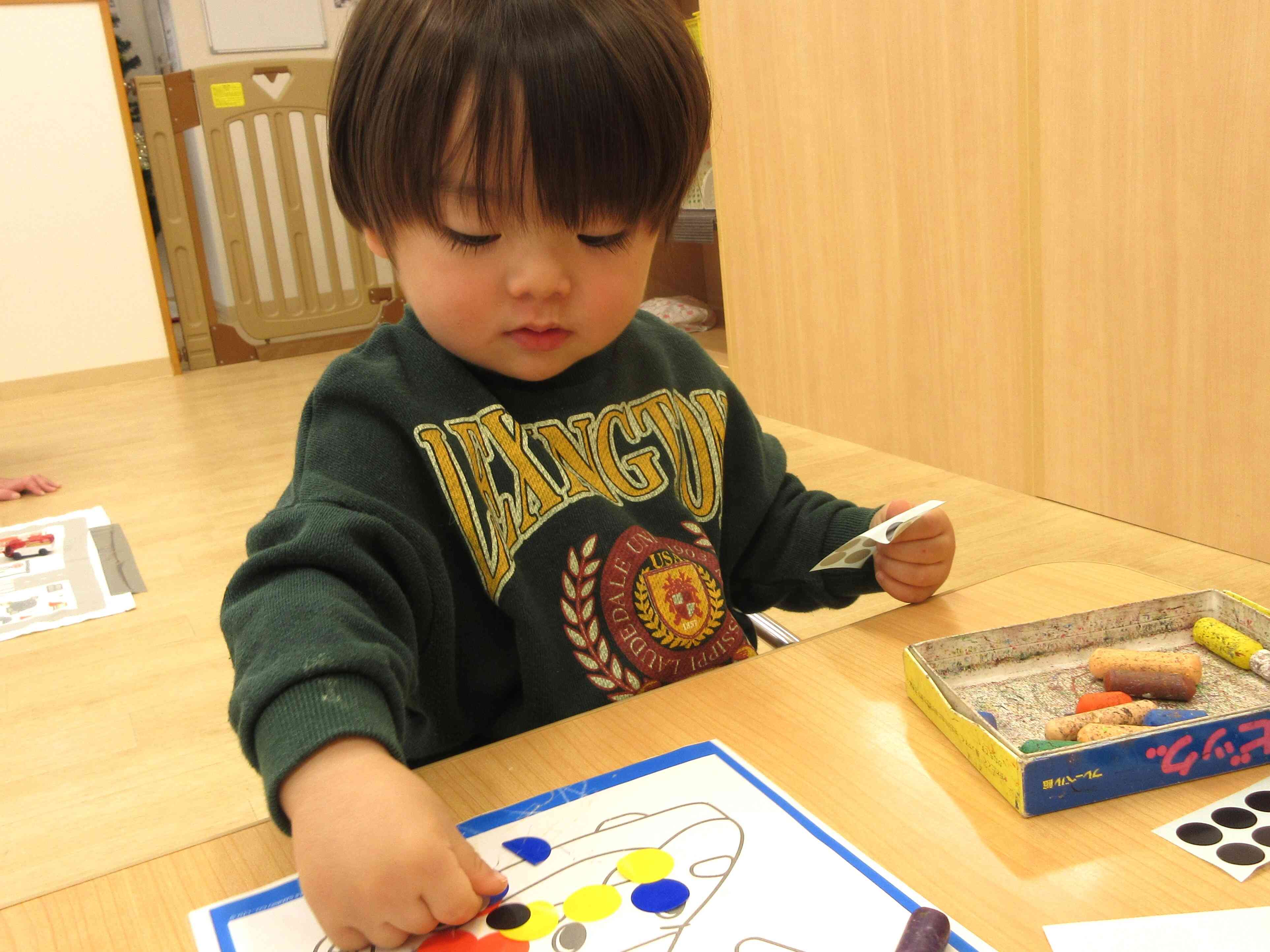 シールをペタペタ