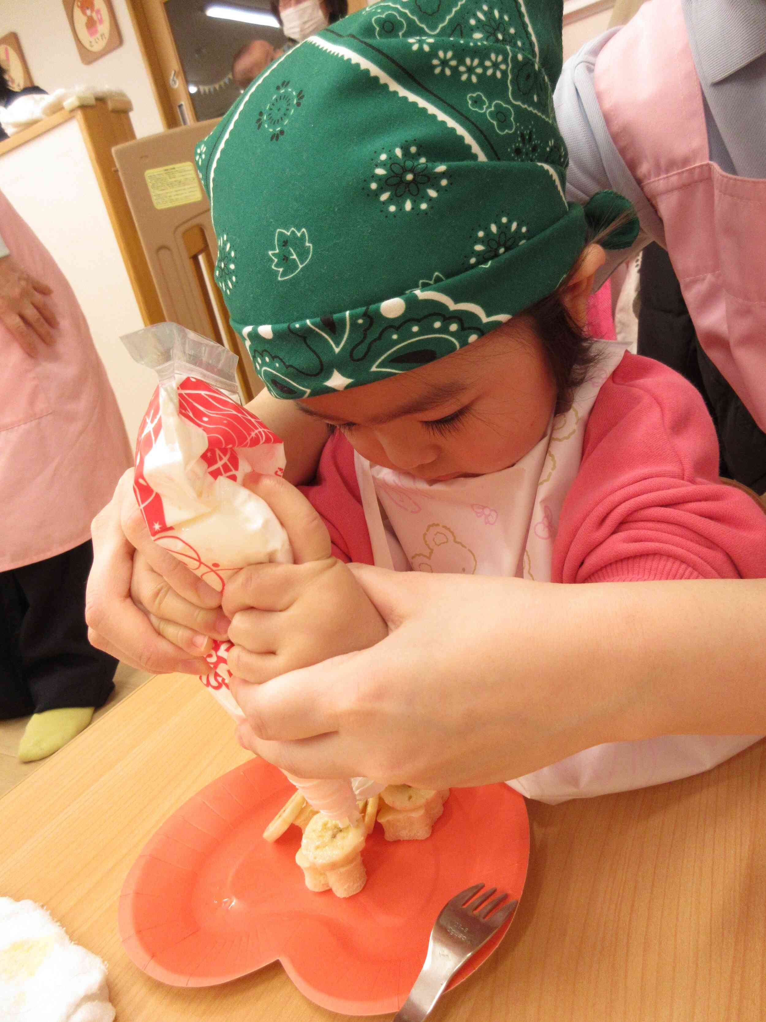 真剣な表情で、、