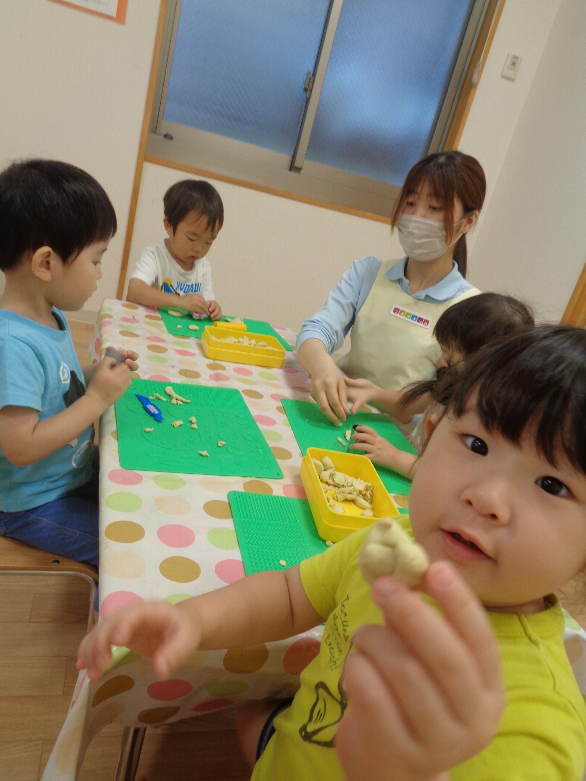 見て見て！と、みんな粘土の時間に夢中のようです♪