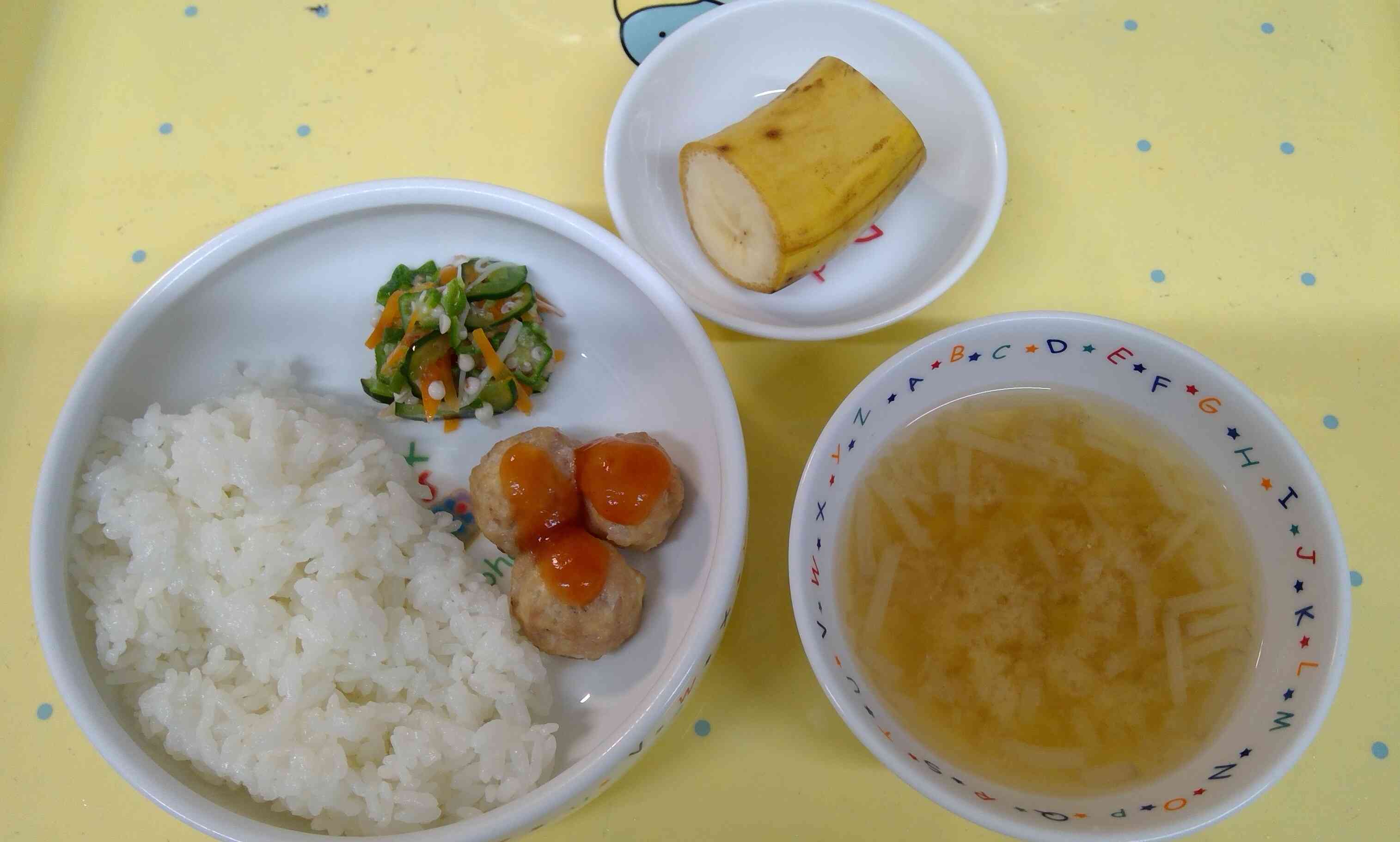 献立は、ご飯・さつまいものお味噌汁・甘酢あんつくね・オクラの土佐和え・バナナでした。