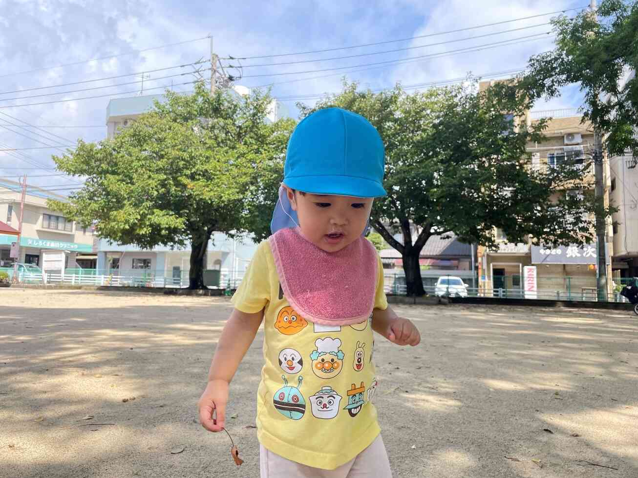 落ち葉を踏んで楽しんでます♪
