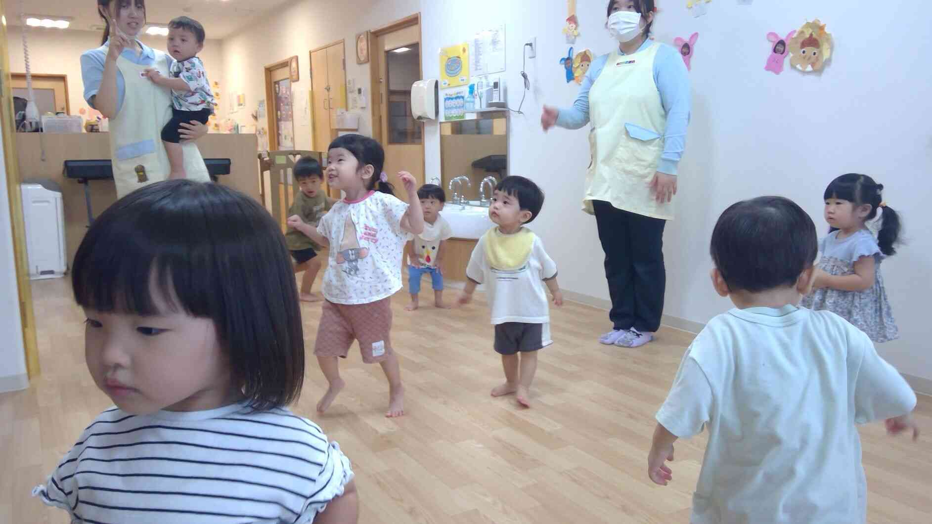 振り付けを覚えていて上手です♪