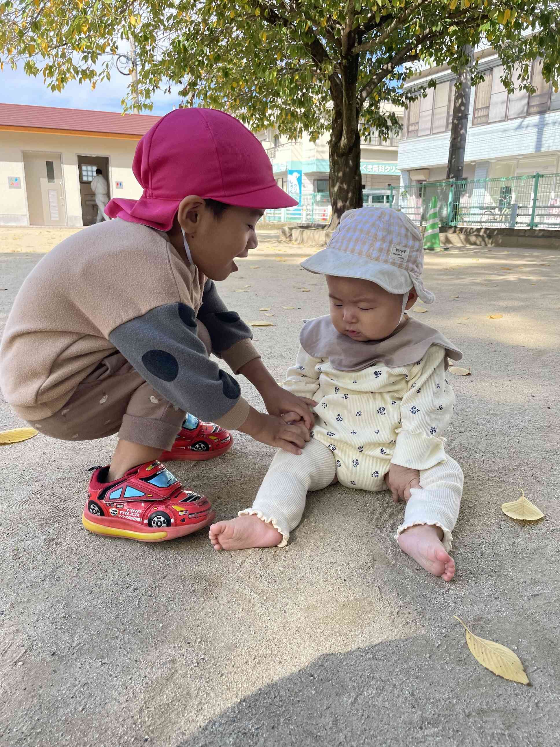 お兄ちゃんが一緒にあそぼ~と、声をかけてくれます(^^♪