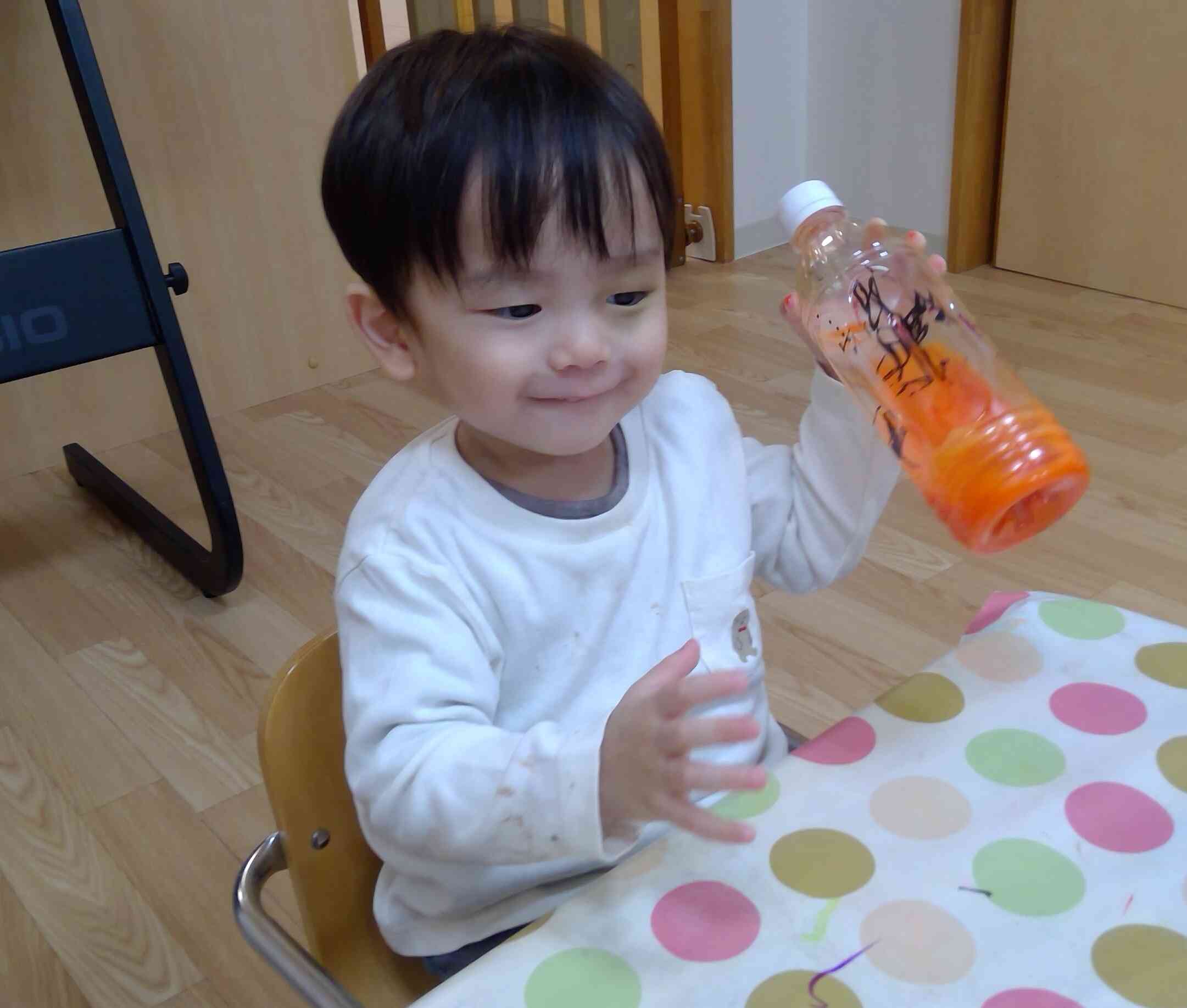 どんどん透明なお水が色水に変わっていくところを「わぁ！」と言いながら喜んでいました(*^^*)