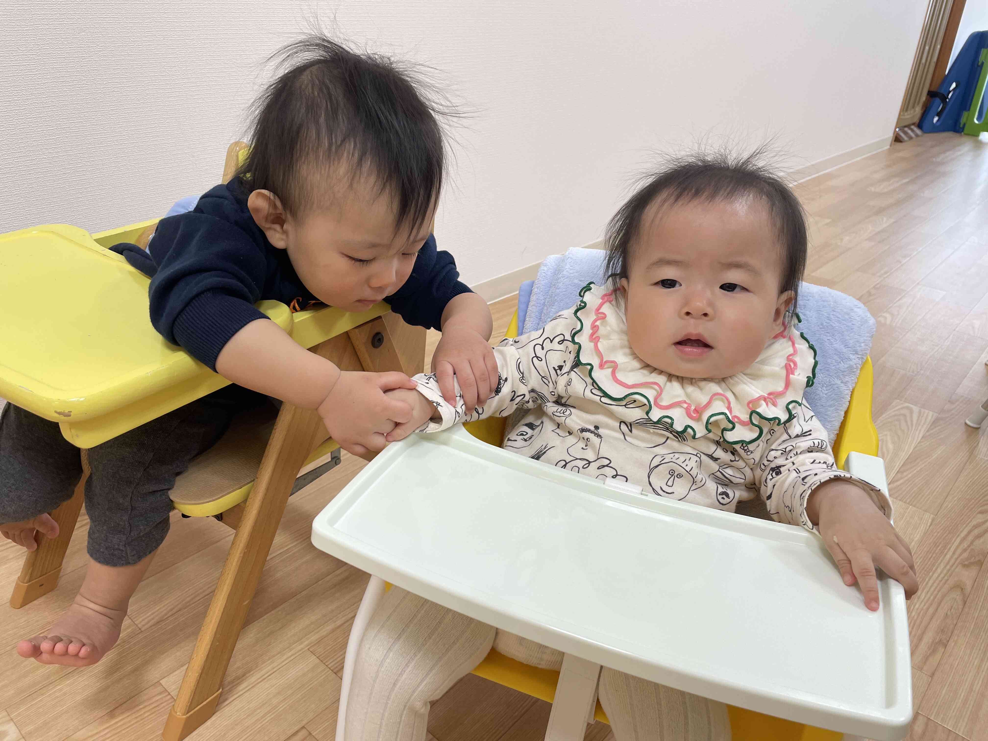 朝の会の時…お友達にちょんちょん(^^♪