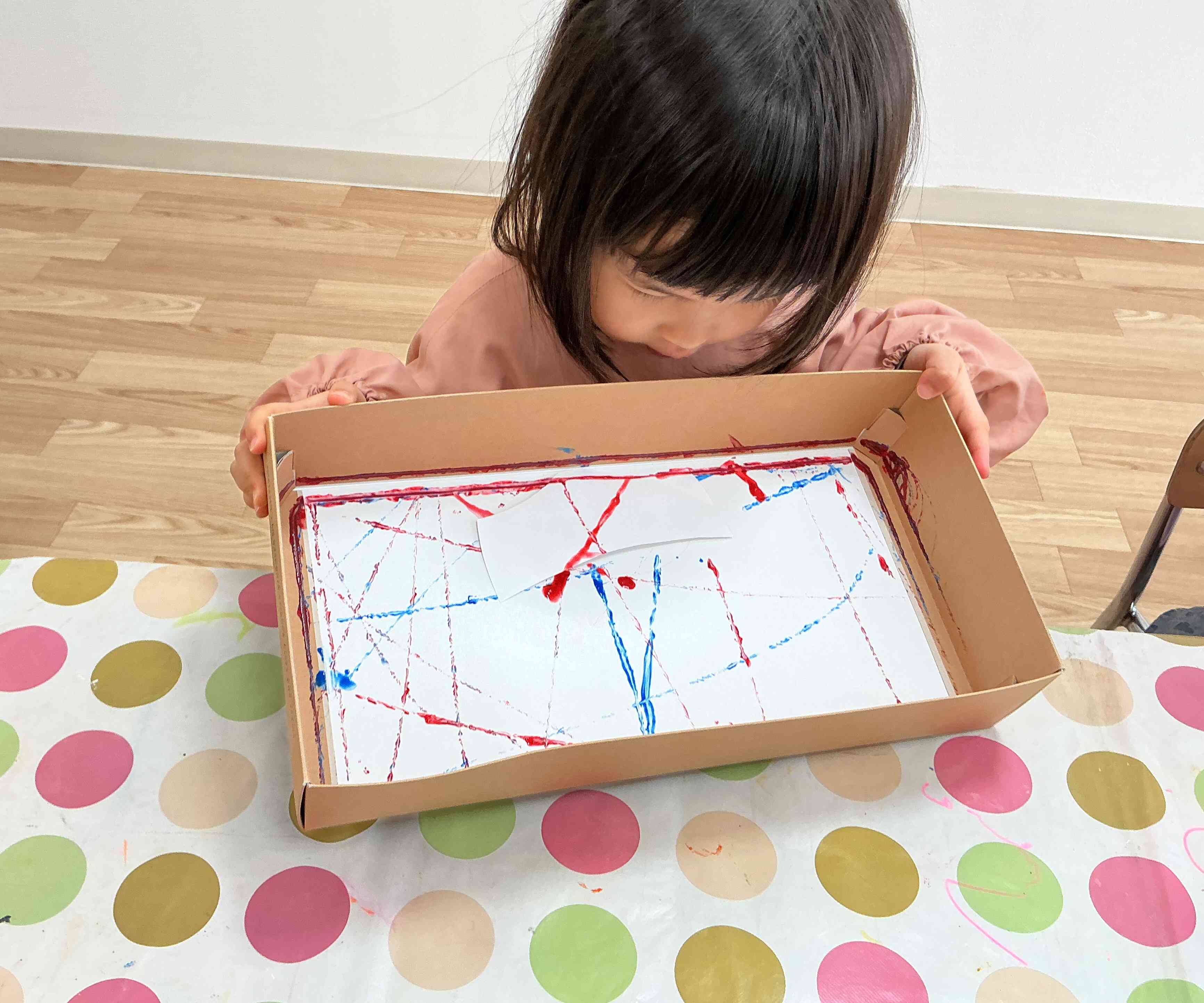 ゆっくりと箱を揺らしながら模様をつけました(*^^*)