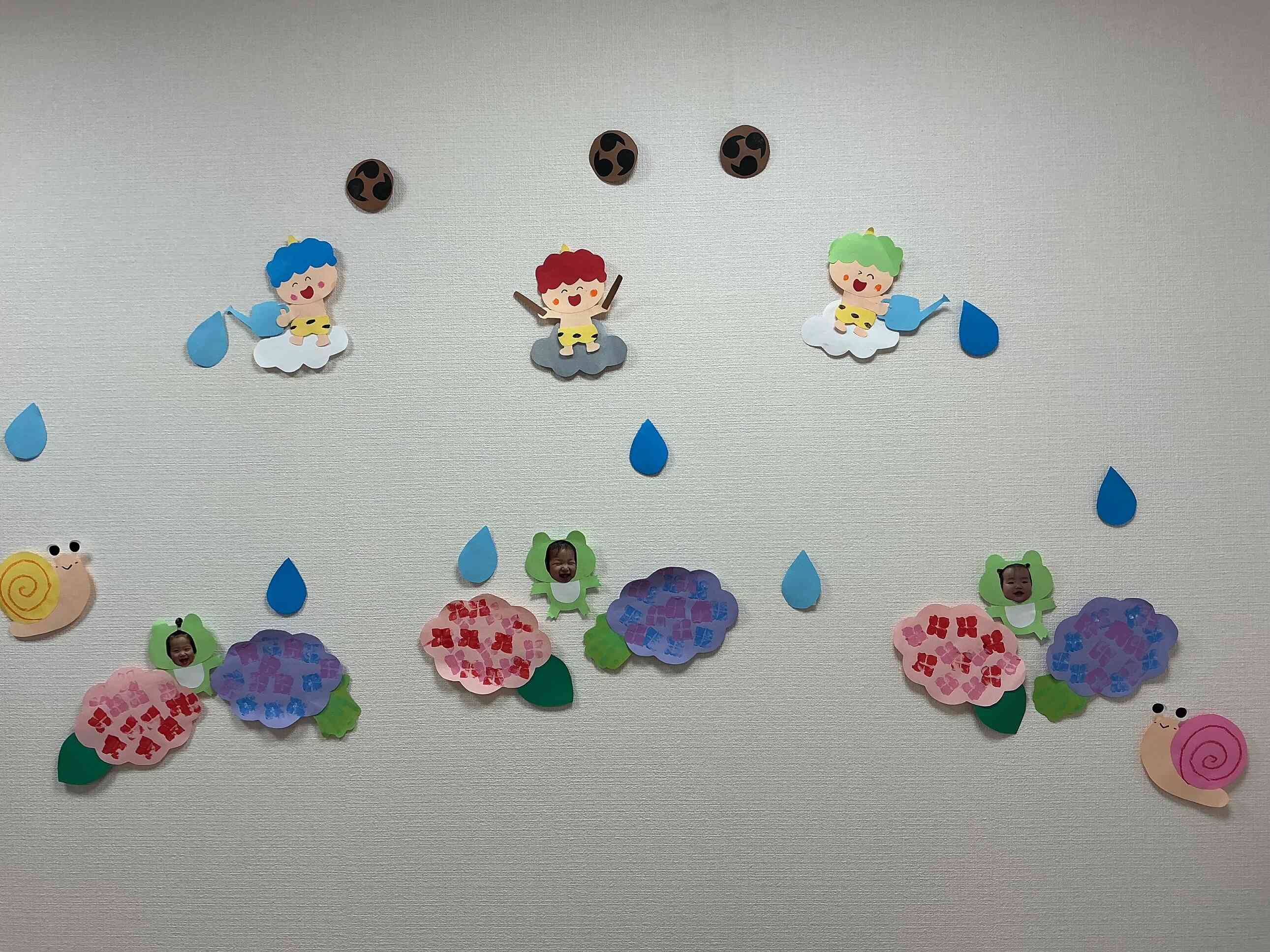 雨の日が続きますが、保育室内はとっても明るいです(^^♪