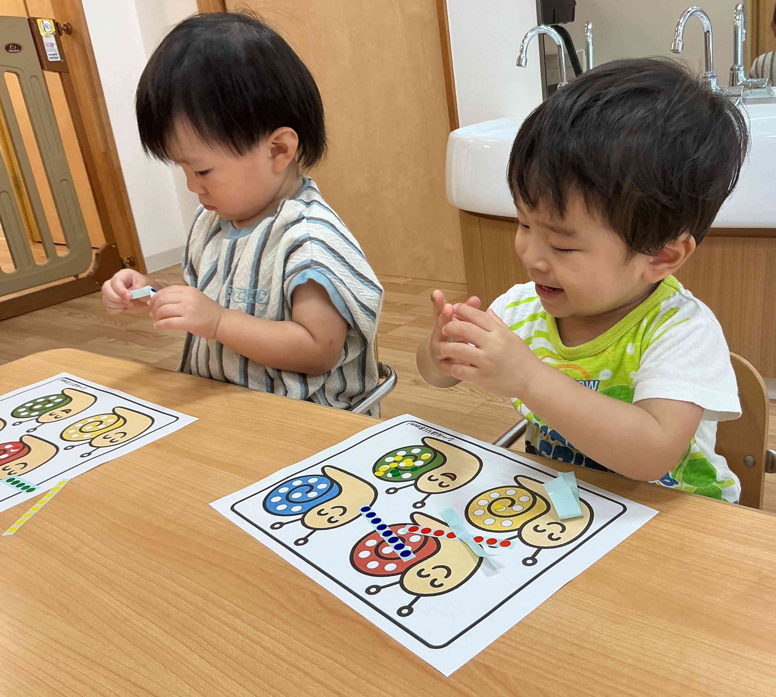 シールを貼って遊びました♪