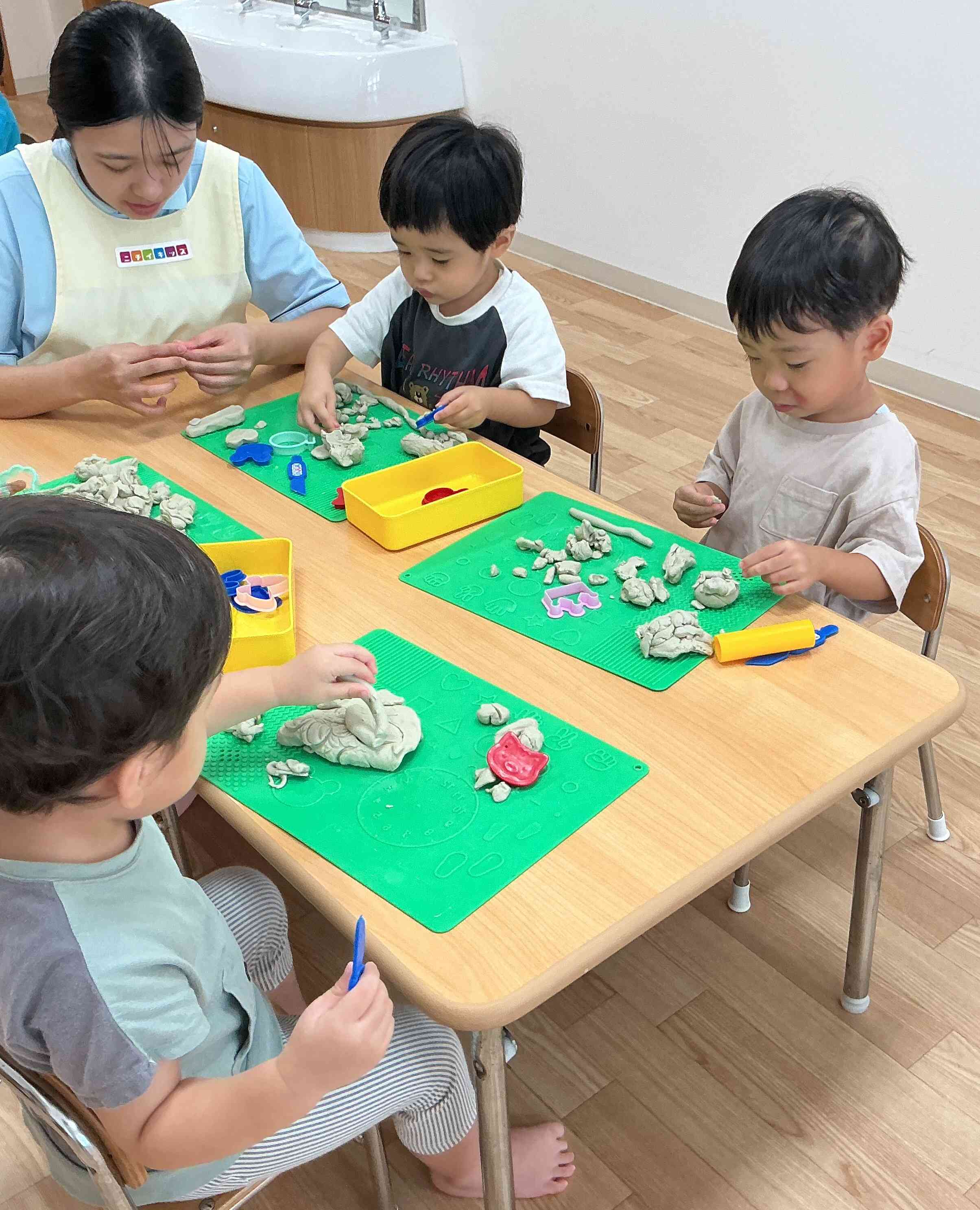 粘土で遊びました♪　うさぎ組・あひる組