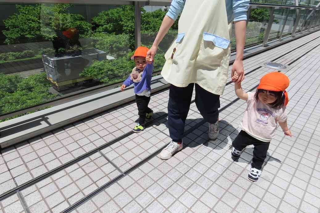 テラスをお散歩（1歳児あひる組）