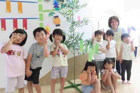 七夕の飾りつけ（以上児組　３・４・５歳児）