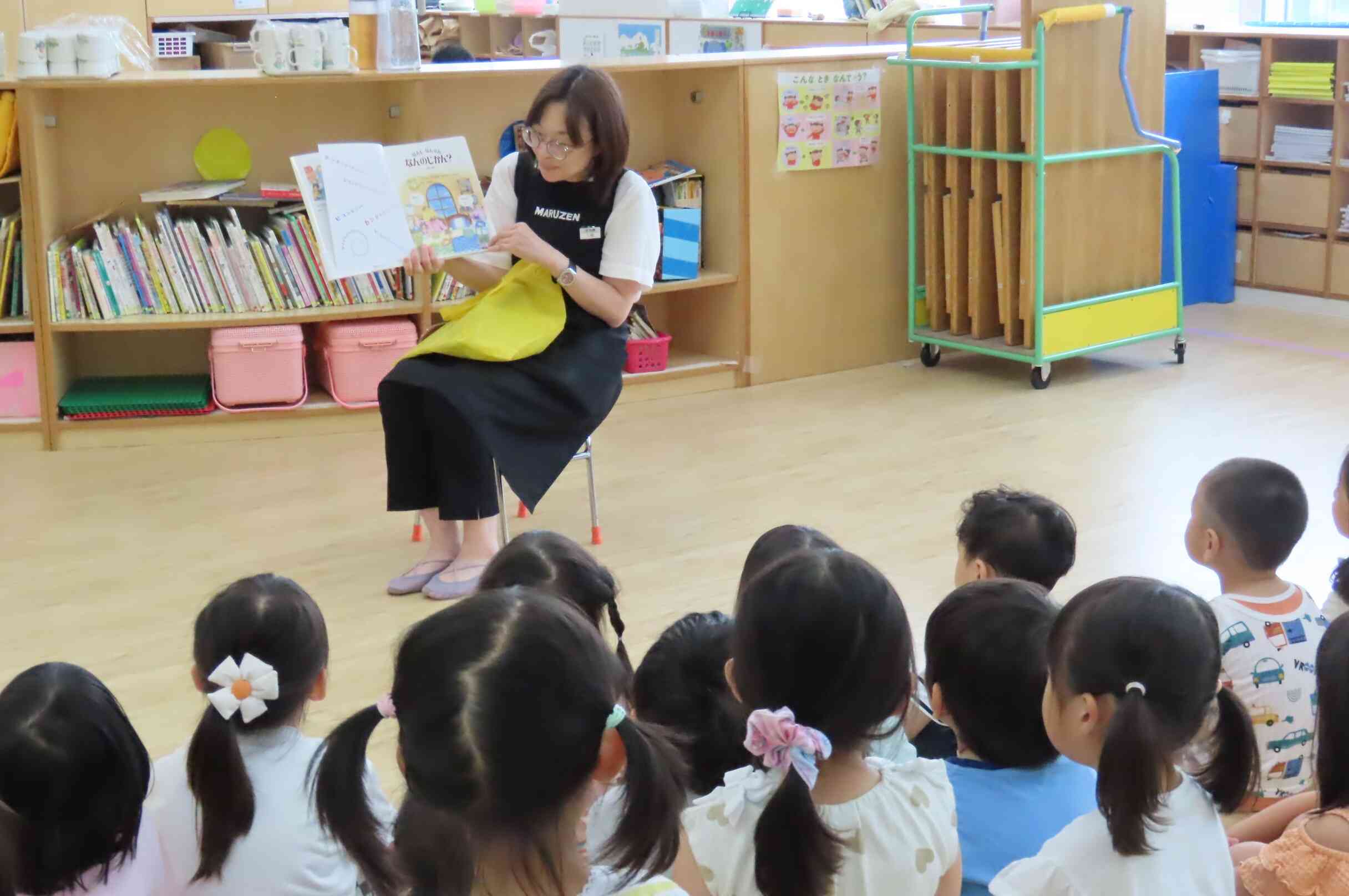 絵本の読み聞かせ