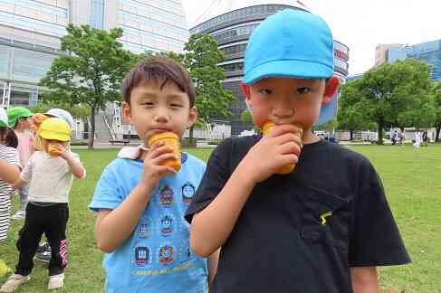 Children are incredibly adaptable！　こどもたちは適応力抜群です！