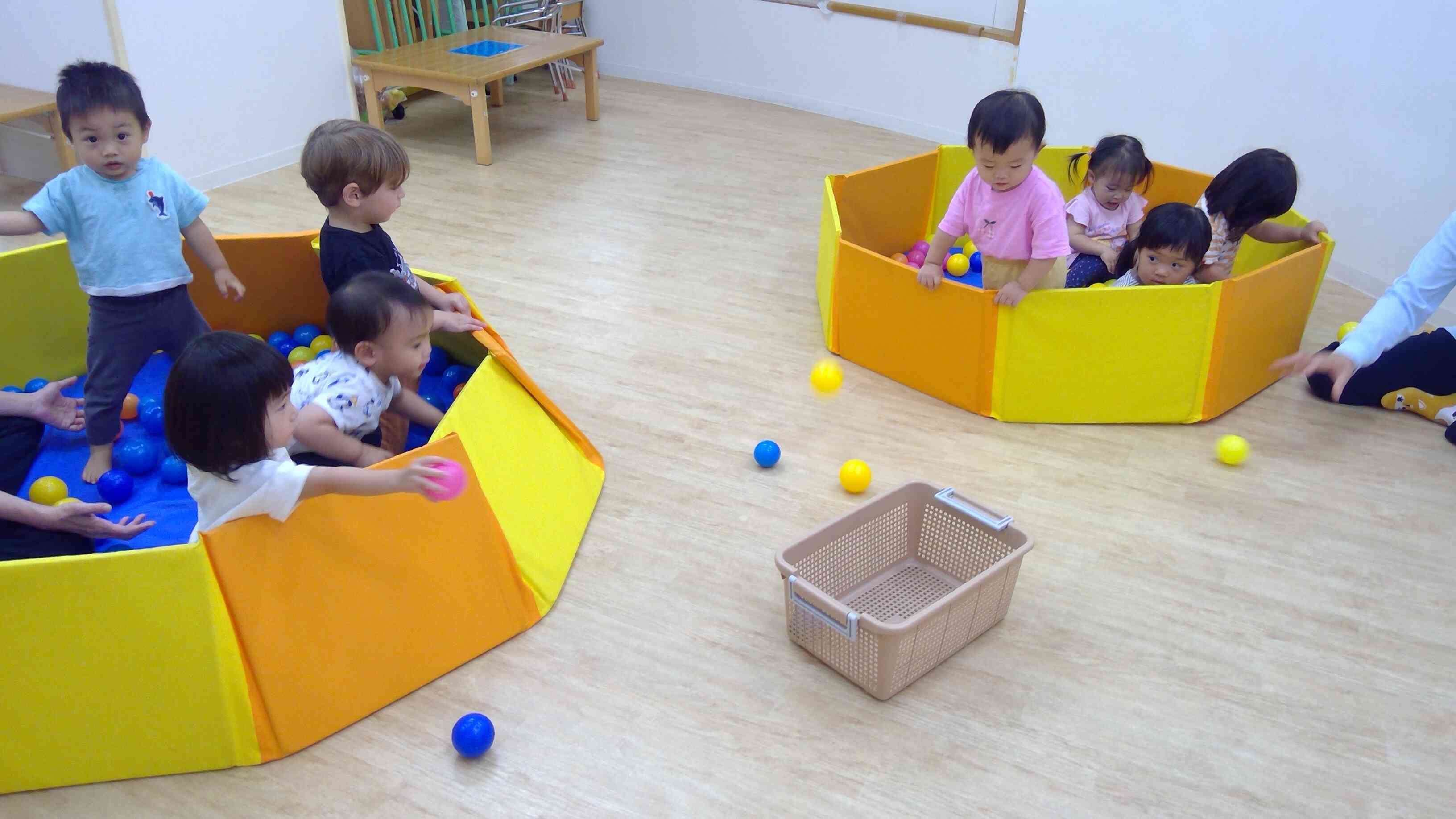 あひる組（1歳児）　ボール遊び