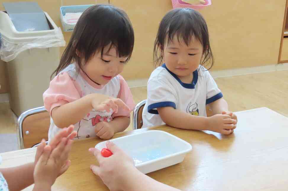 恐る恐る触ってみると…？