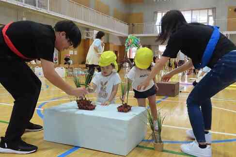 運動会（以上児組　親子競技）「収穫してGO！おにぎりロード」