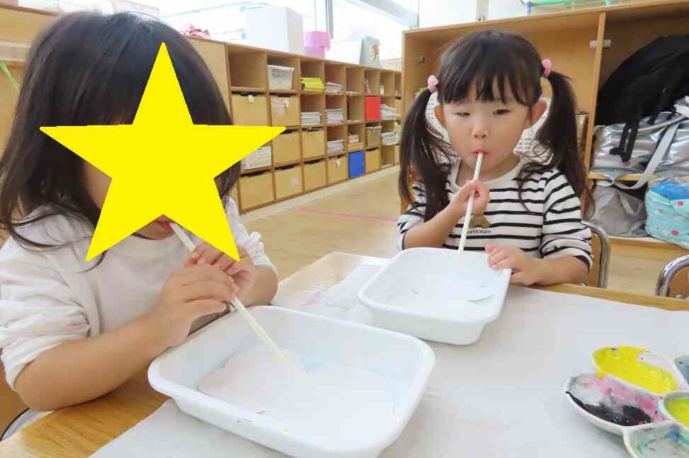 吹き絵をやってみたよ！（2歳児 りす組）