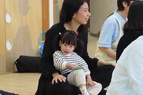 ママのお膝で嬉しそう♡