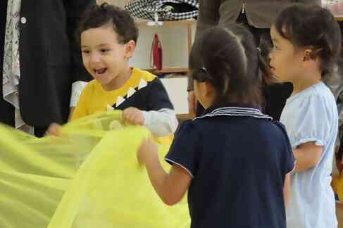 リトミックカーテンをみんなでゆらゆら楽しいね