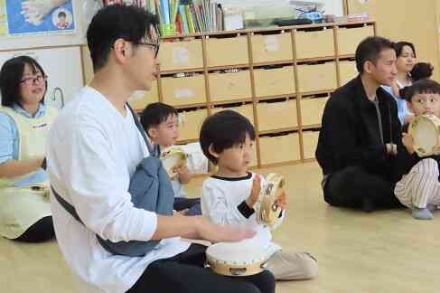 パパ見て、タンバリン上手に叩けるよ