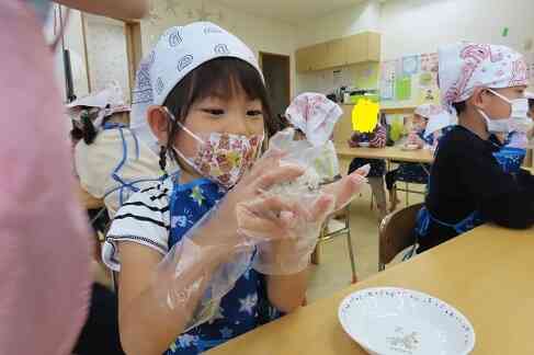 ラップでおにぎりをにぎるよ!