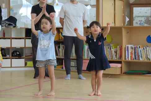 リズムに合わせてお手てはグー!