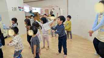 体操の時間を楽しんでいます（全園児）