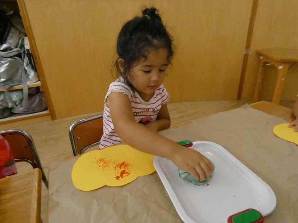 10月の製作でスタンプ遊び！（りす組2歳児）