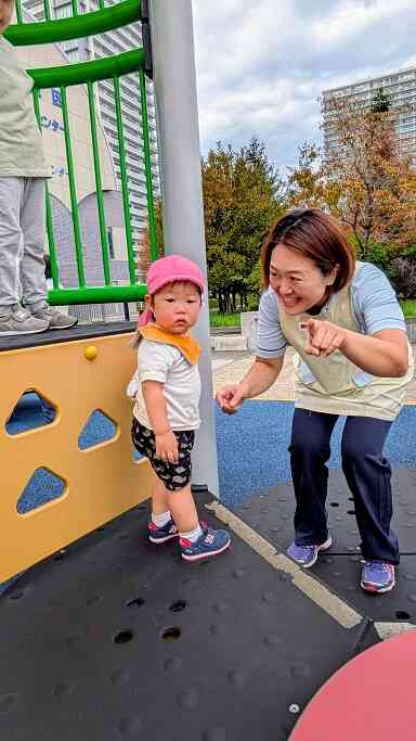 お兄さんお姉さんの後について行く０歳児さん！