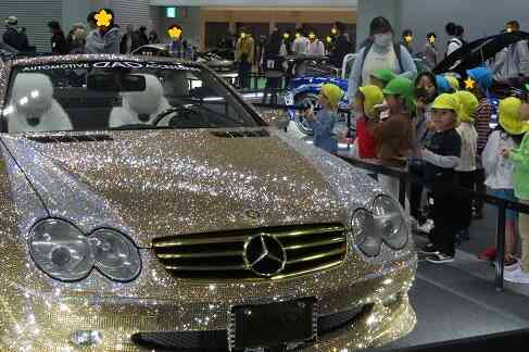 黄金に輝くベ〇ツにくぎ付け！