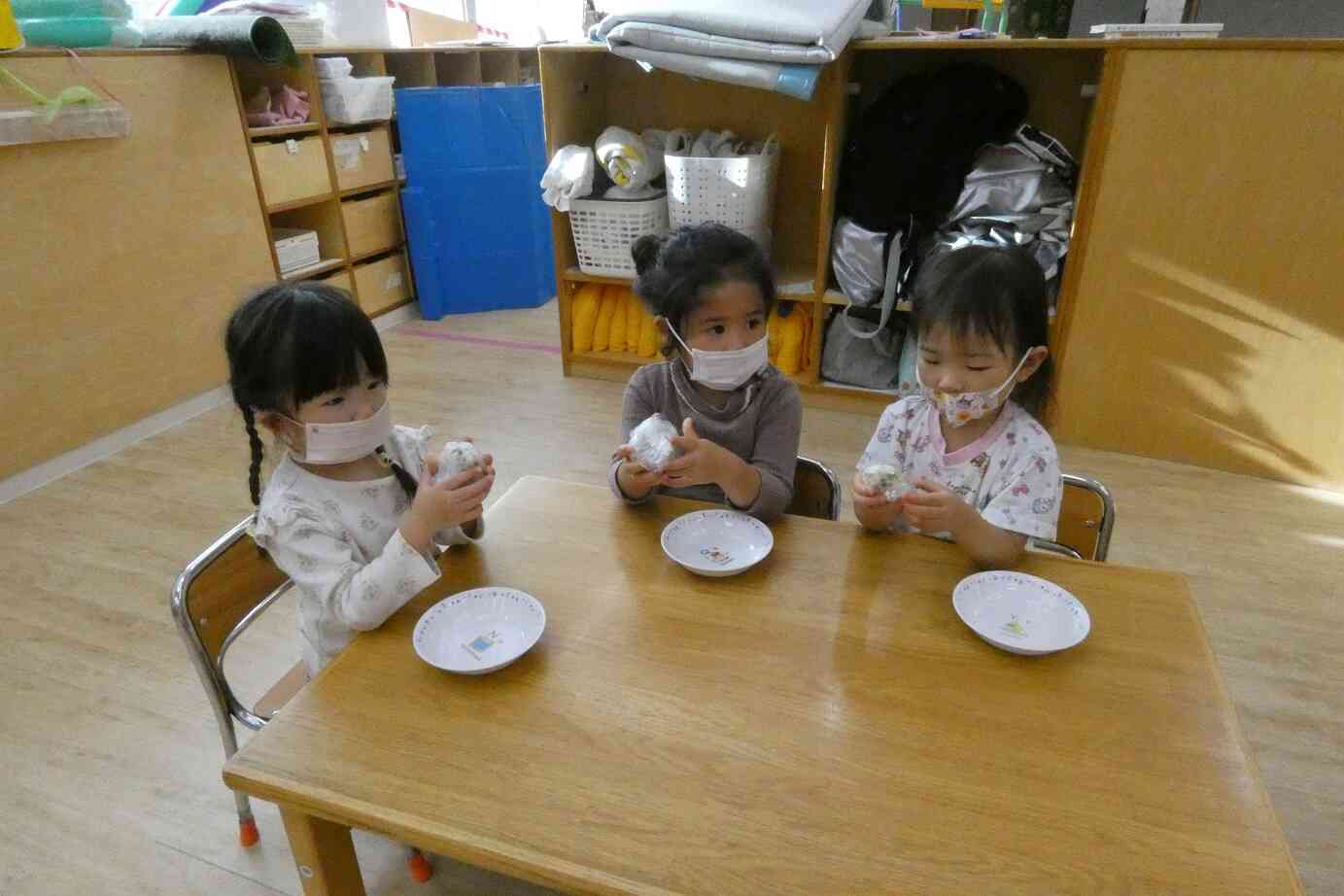 おにぎりを握ってみよう!(りす組2歳児)