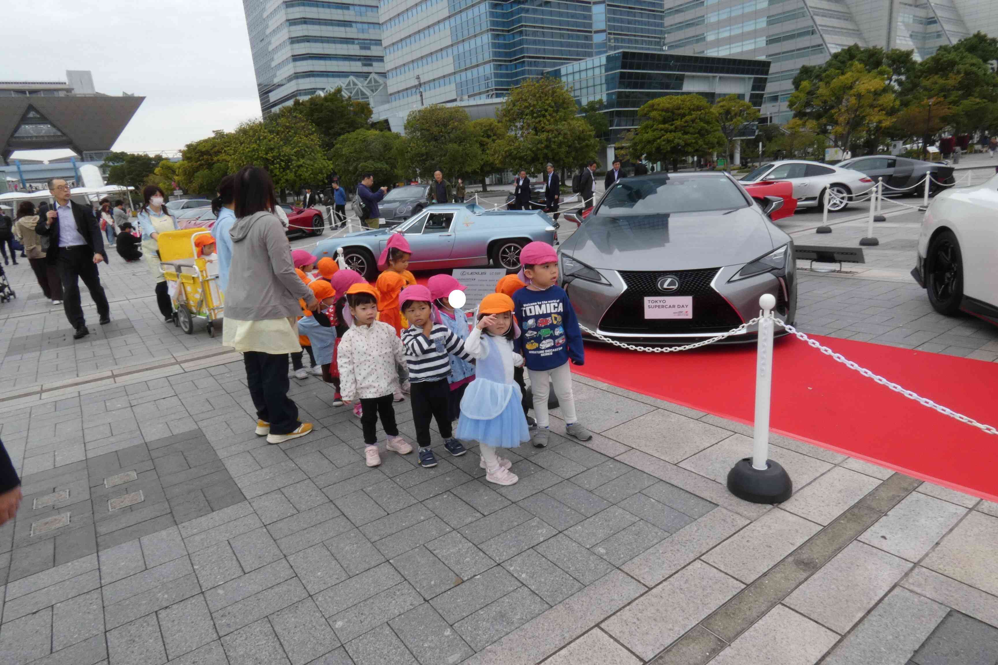 一緒にお散歩に行ったよ！！（1歳児あひる組・2歳児りす組）