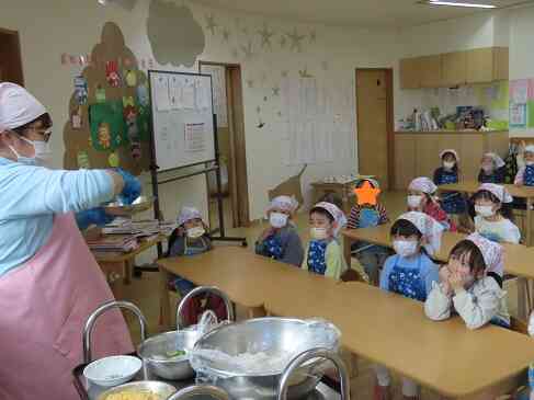 食育（恵方巻づくり）（以上児組　3・4・5歳児）