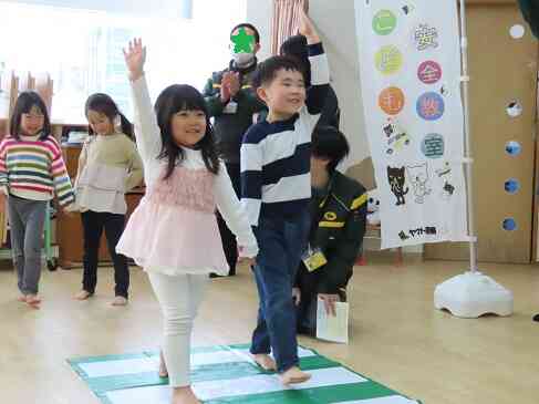 横断歩道は手をあげて渡ろう！