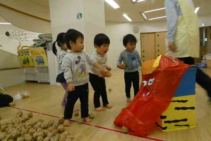 あひる組さんはお部屋で豆まき遊びをしたよ☆