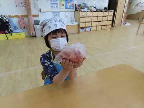 イチゴをモミモミ