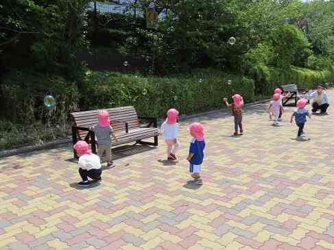 戸外活動（あひる組・１歳児）