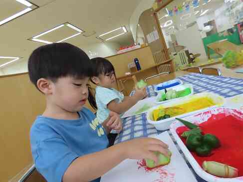 野菜スタンプ（りす組　２歳児）