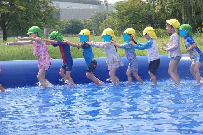 水遊び(きりん・ぱんだ組 4・5歳児)