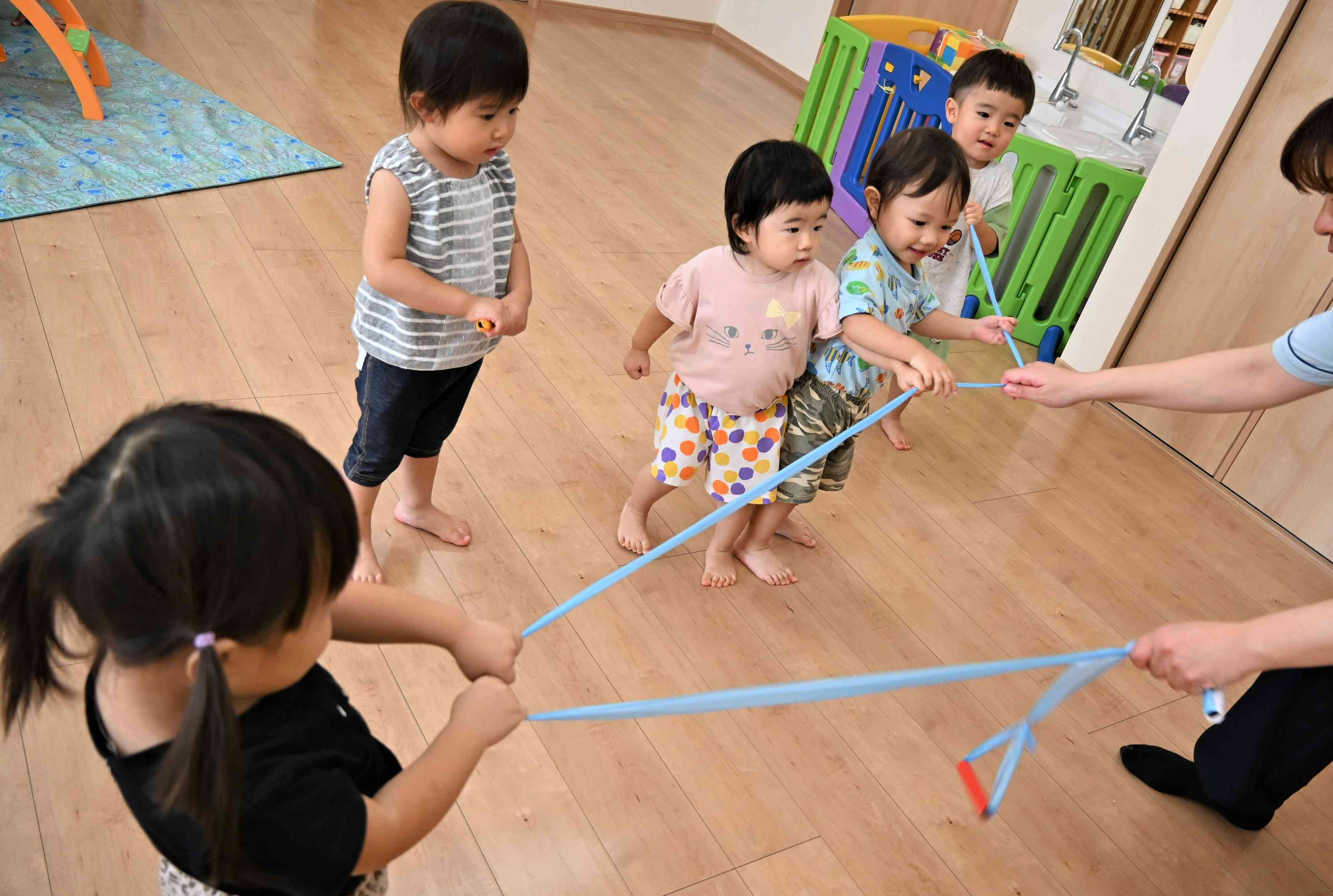 先生と引っ張り合いっこ☆