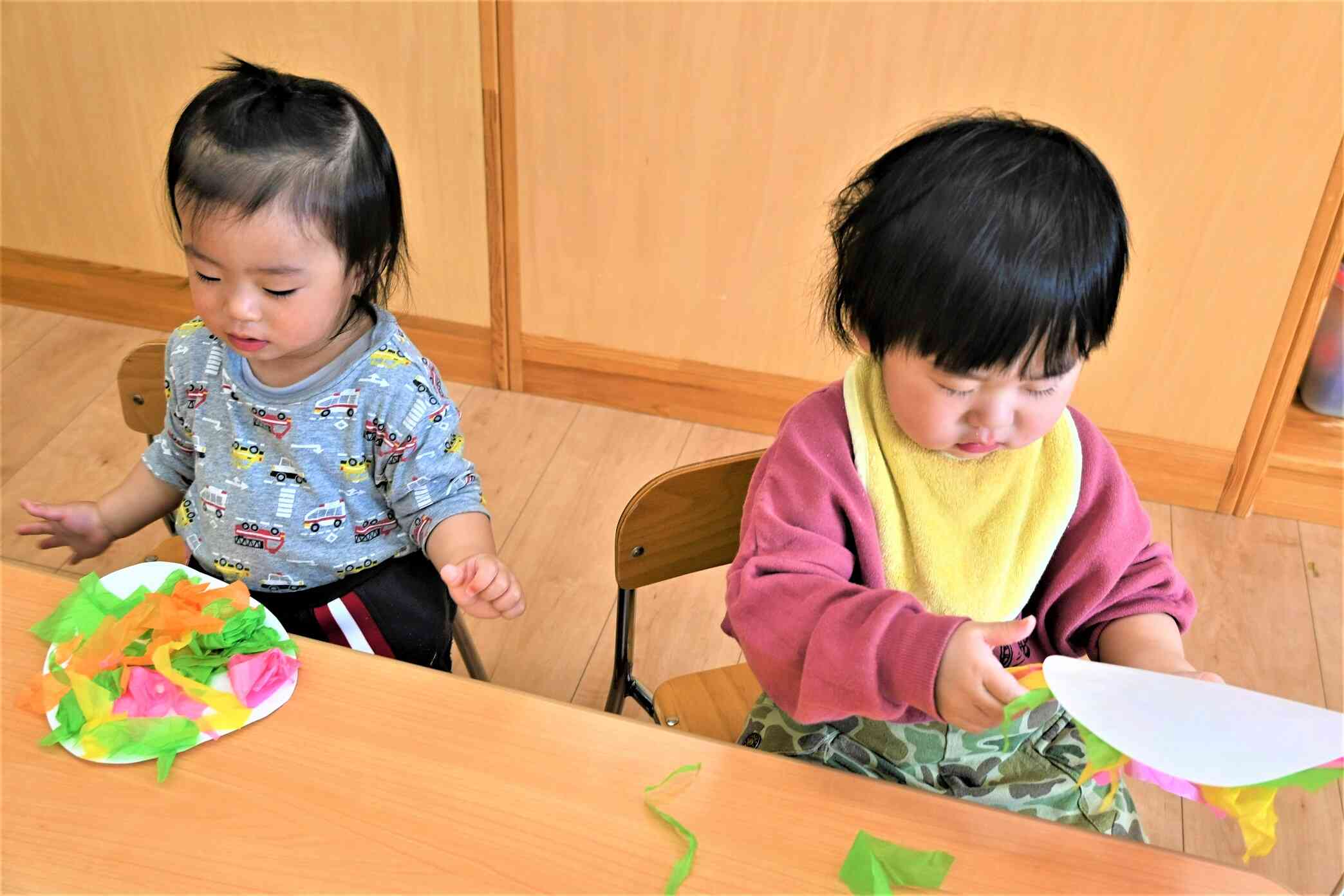 いろいろな色のはながみをはりつけて。。。